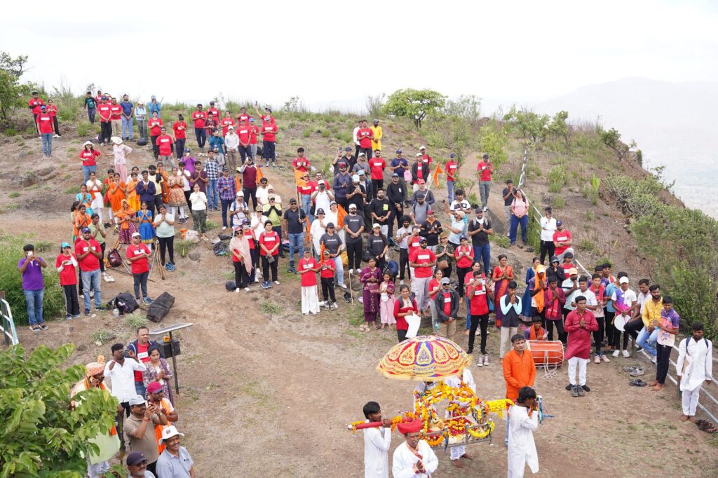 Hundreds on the summit of Rohida